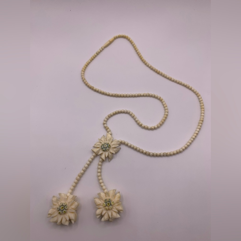Vintage carved bone flower necklace - Picture 3 of 5